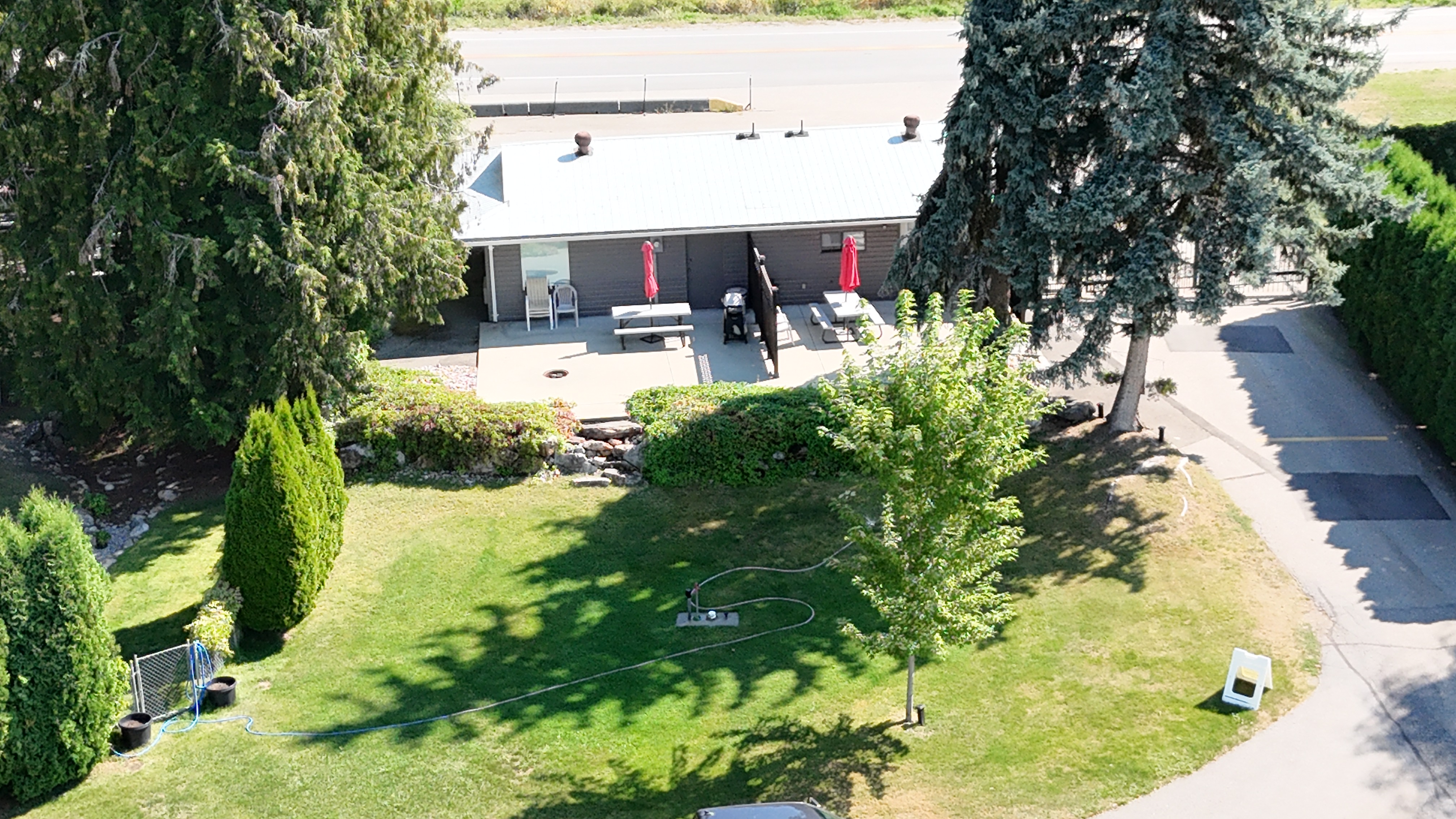 Aerial view of the lakeside suites and outdoor areas at Willow Shores Resort